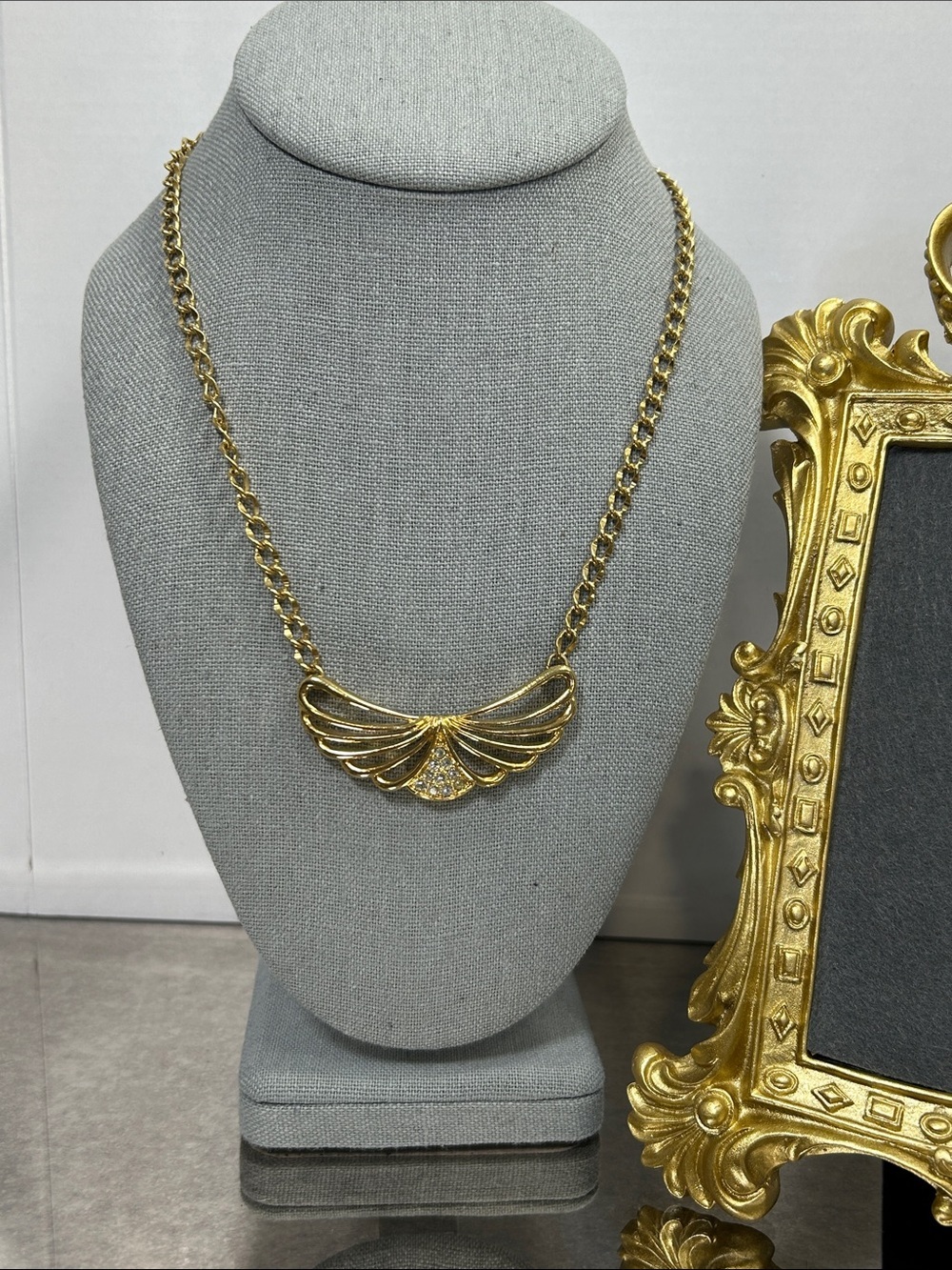 Vintage Gold Fan-Shaped Pendant Necklace - Elegant Women's Jewelry